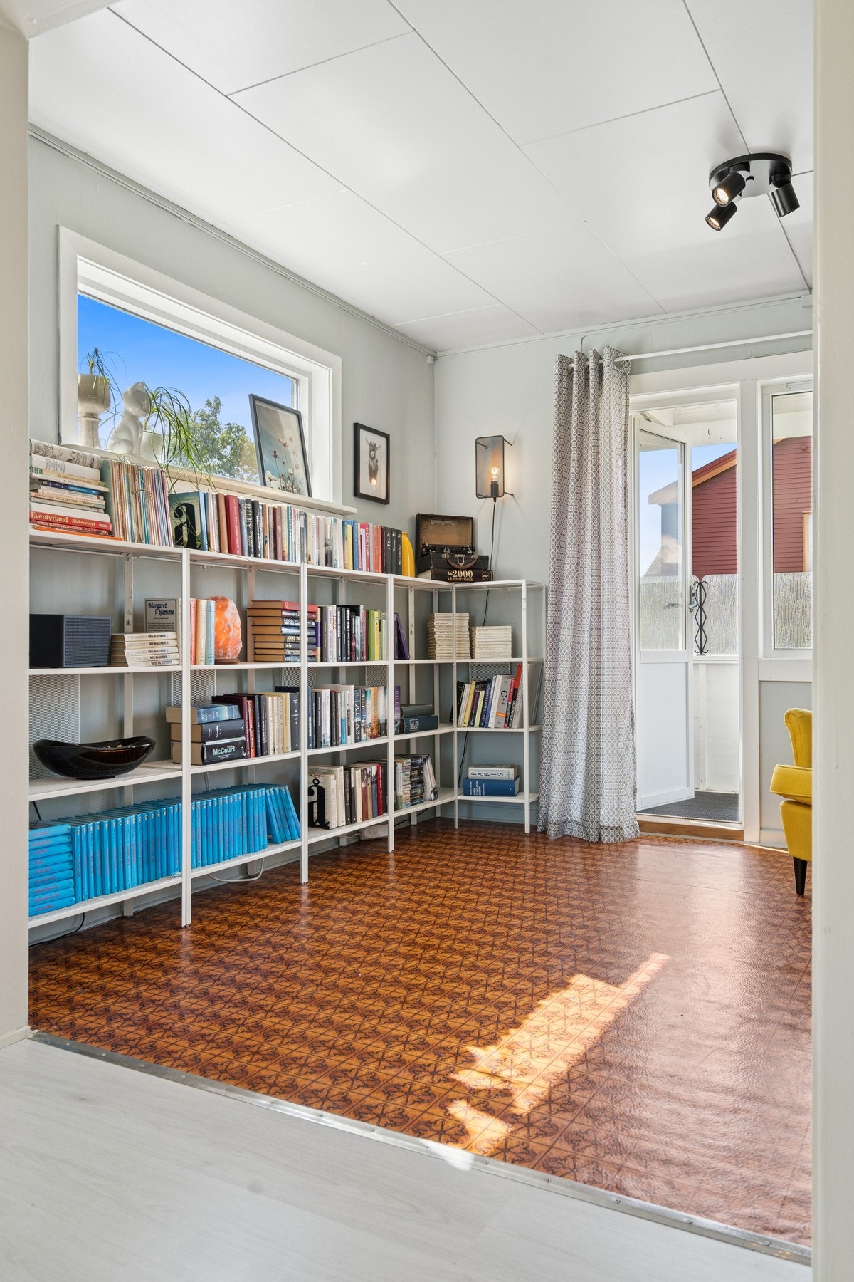 Stue med utgang til overbygget hyggelig altan og hage Galleribilde