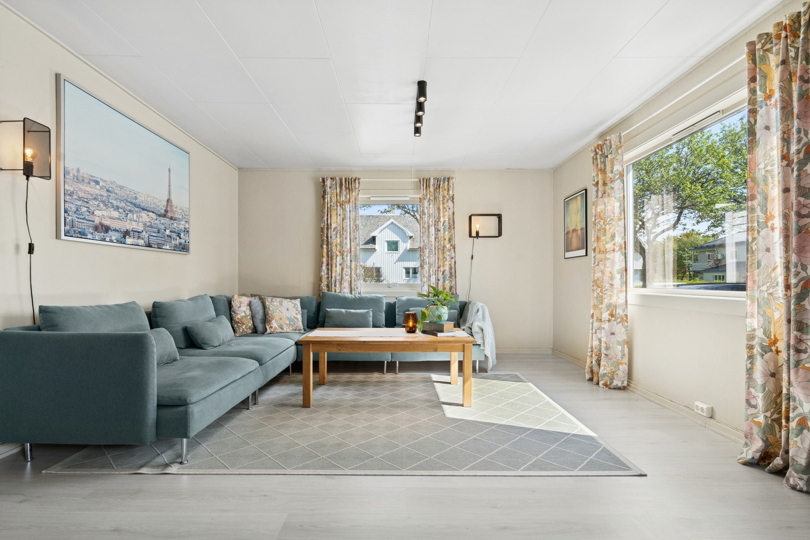 Stuen er romslig med god plass for møblering. Nytt laminatgulv og vegger malt i delikate farger. Galleribilde