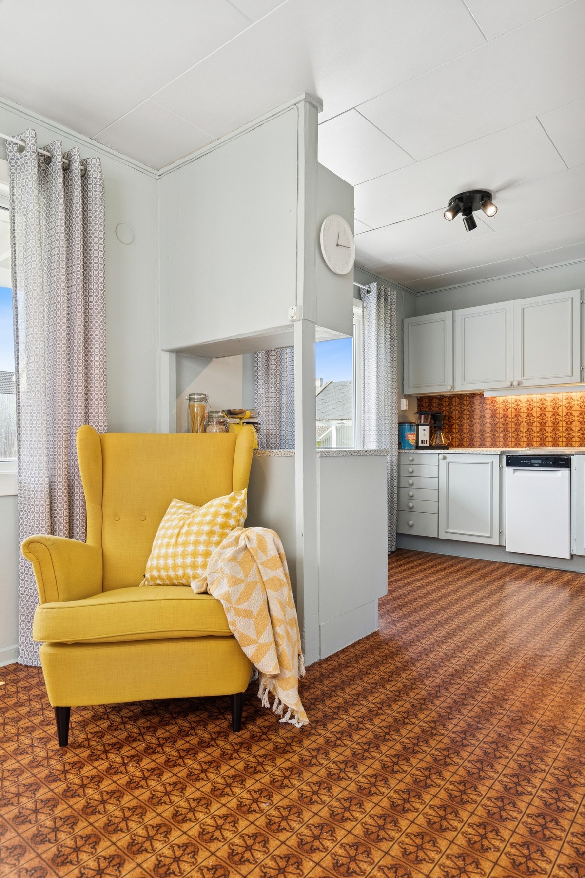 Kjøkken med malt innredning. Galleribilde