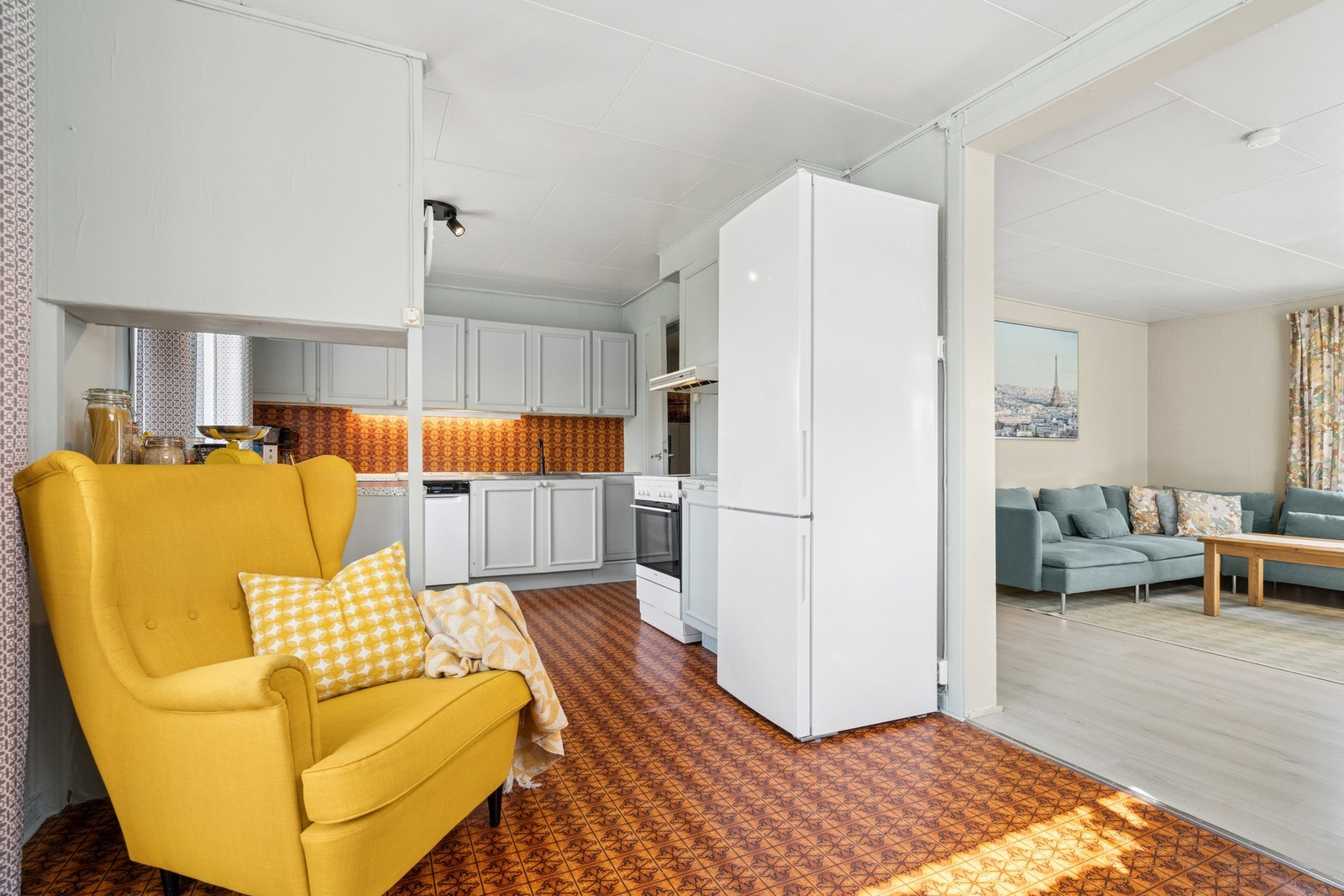 Kjøkken med delvis åpen løsning mot spisestue. Originalt belegg på gulvet. Galleribilde