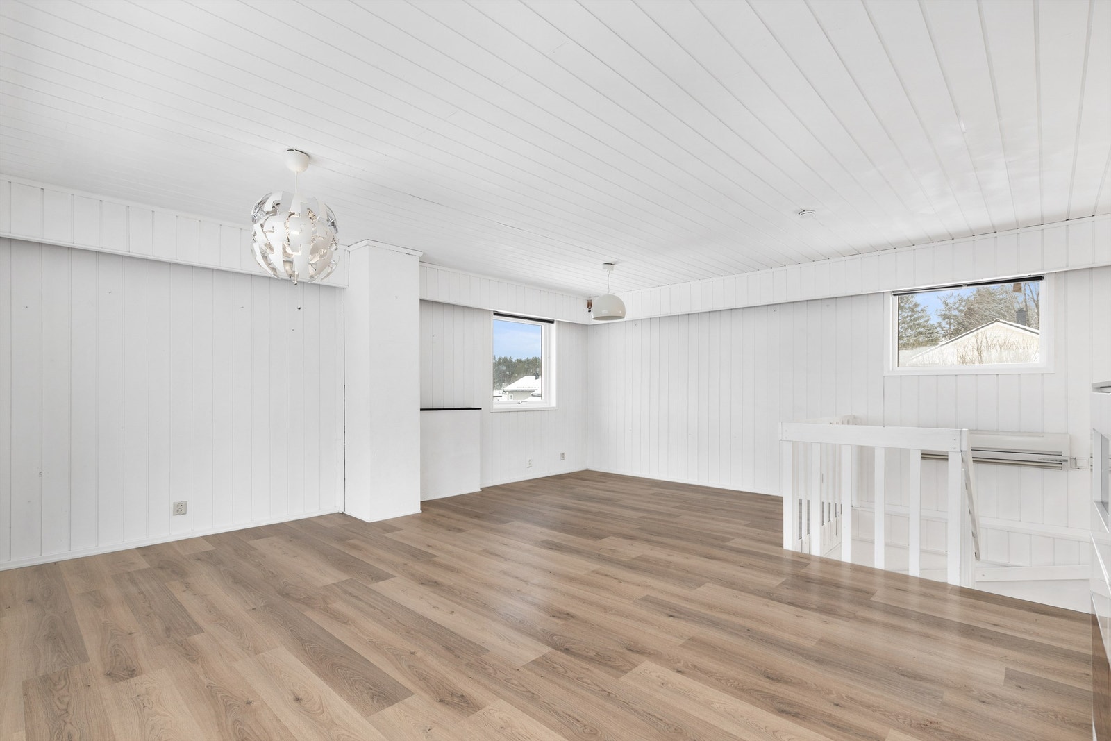 I 1.etasje finner du en stor stue med mange møbleringsmuligheter. Galleribilde