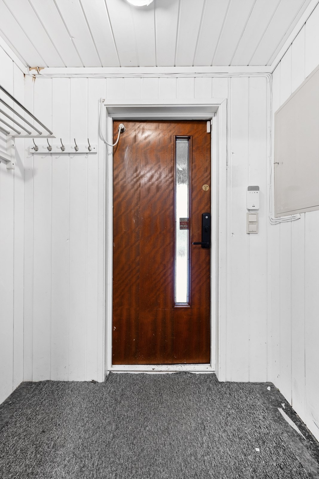 Entré i underetasje med plass til hylleløsninger eller garderobeskap. Galleribilde