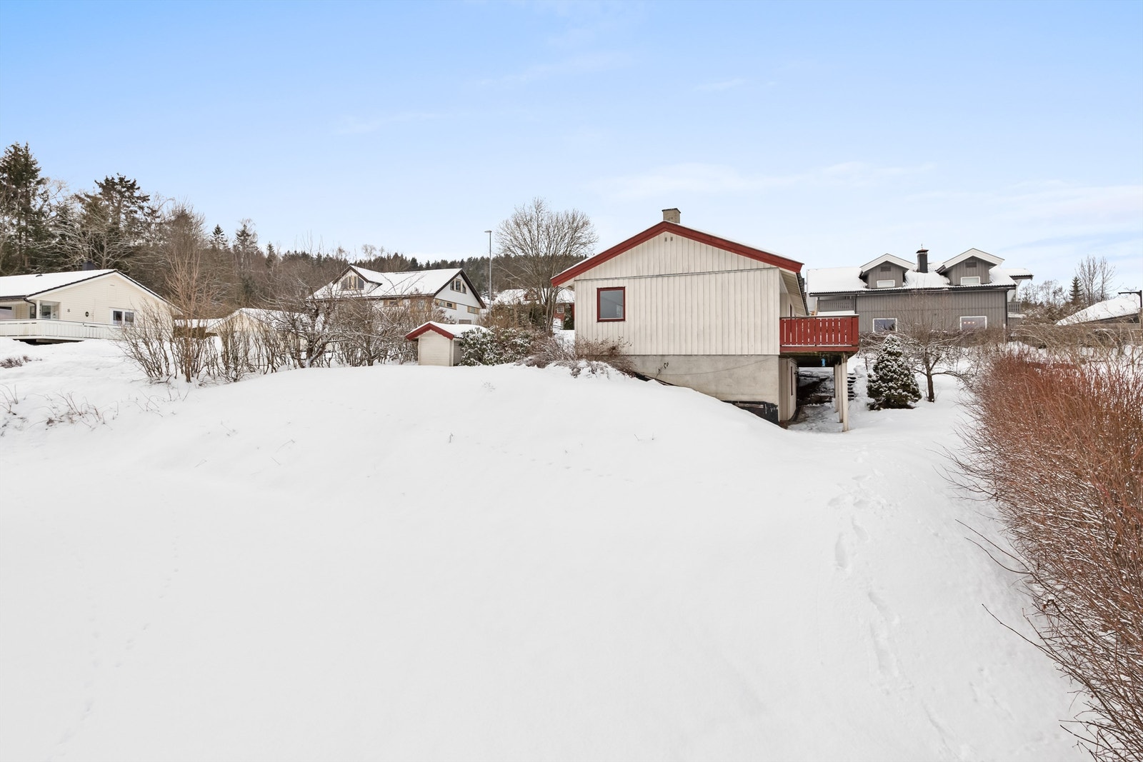Huset har flotte uteområder. Stor veranda og hage. Galleribilde