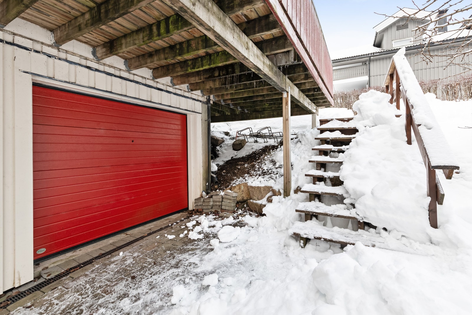 I underetasjen har man en stor bod/garasje på ca. 17,5 kvm. Garasjen har ikke adkomst for bil. Galleribilde
