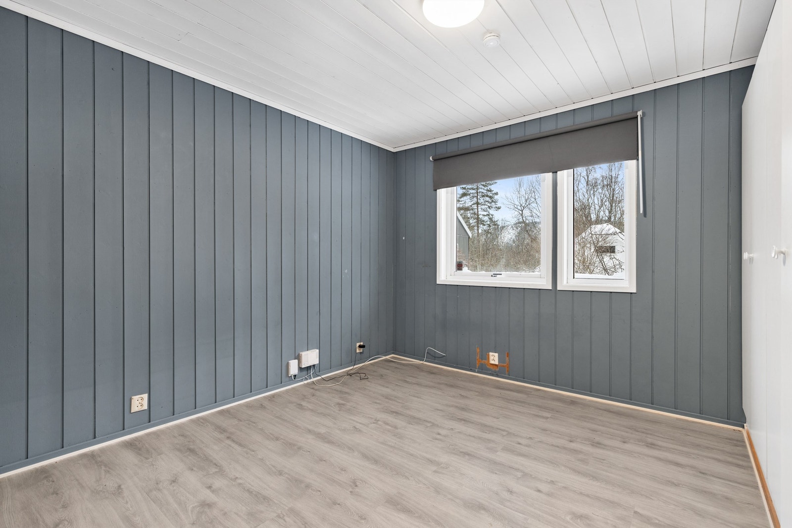 Soverom 4 i 1.etasje. Her er det plass til dobbeltseng, nattbord og garderobeskap. Galleribilde