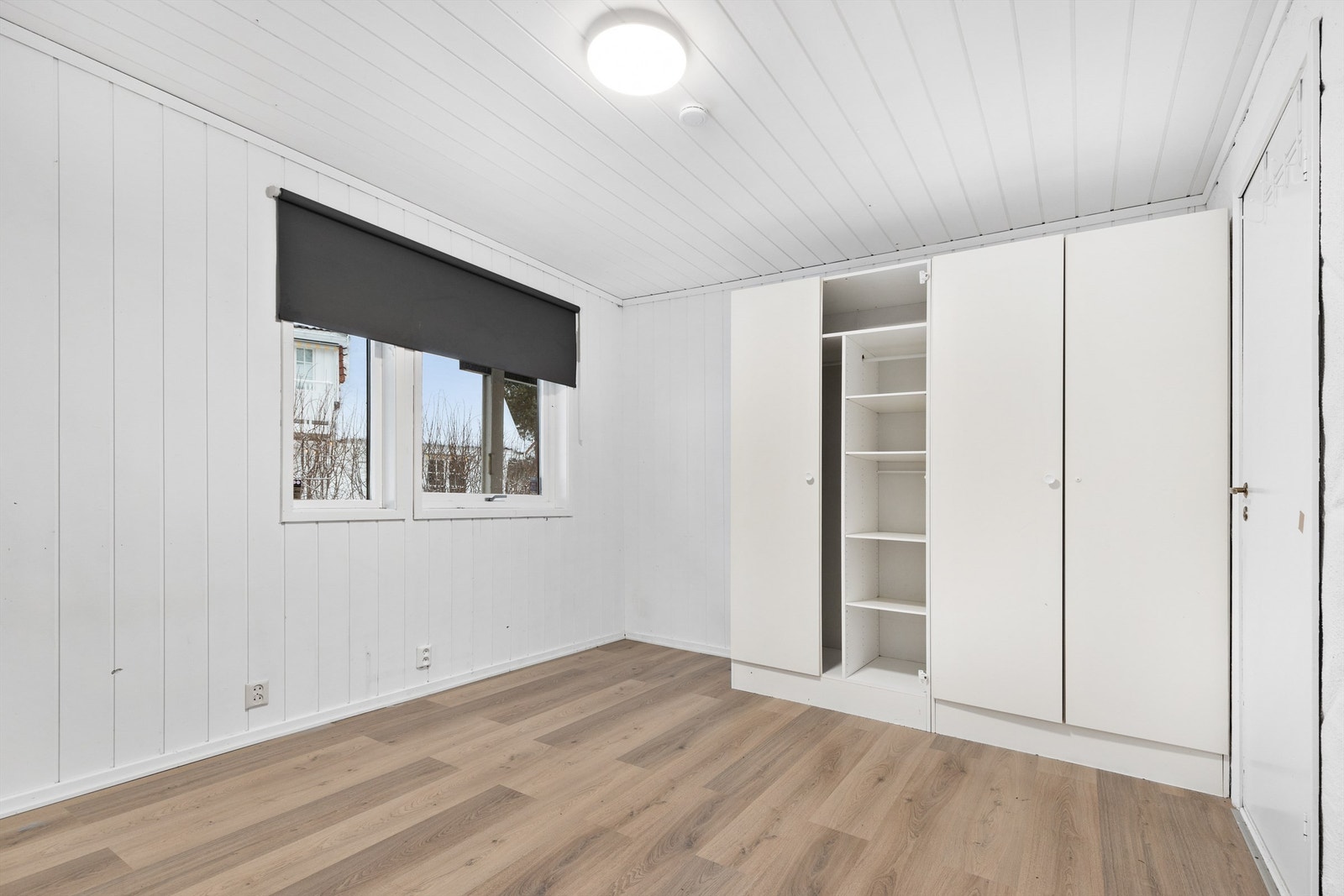 Soverom 2 i underetasjen. Her er det god plass til seng og garderobeskap. Galleribilde