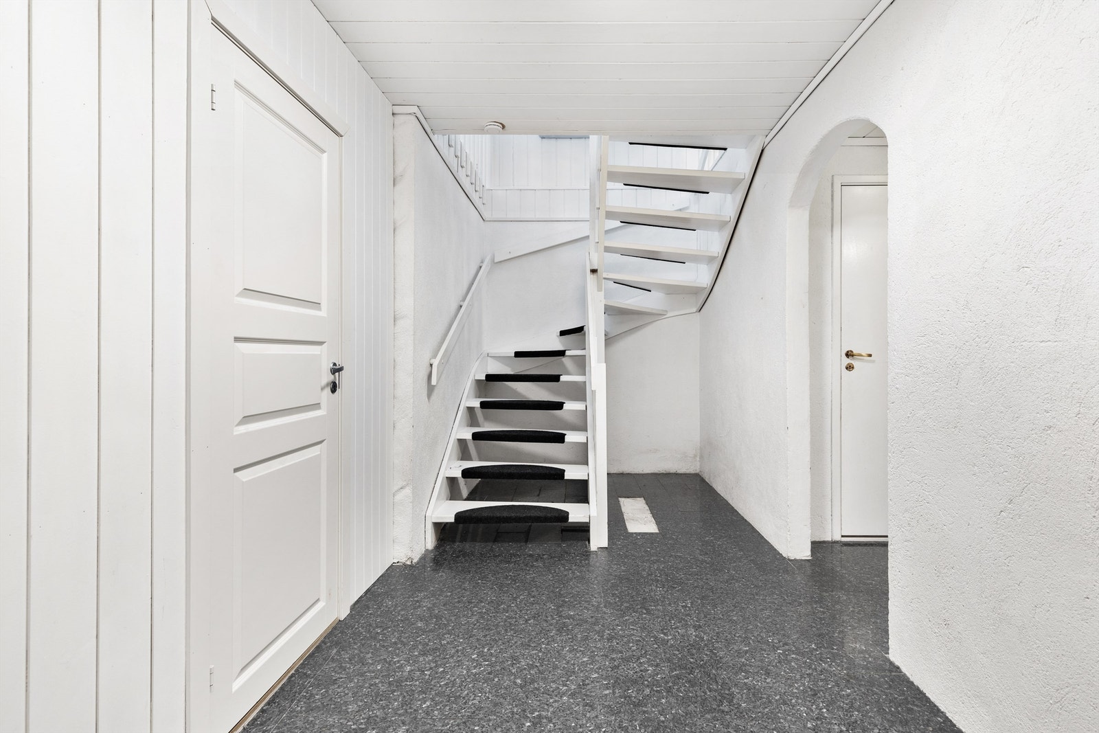 Fra entreen er det tilgang til etasjens 2 soverom, bad og vaskerom. Trapp opp til boligens 1.etasje. Galleribilde