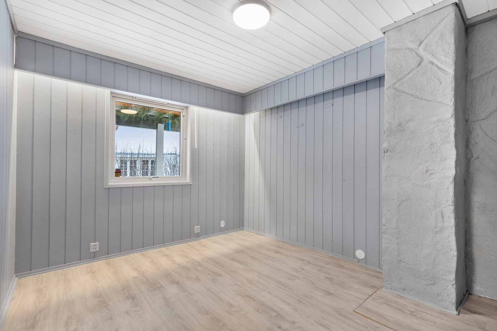 Soverom 1 i underetasjen. God plass til seng og garderobeskap. Galleribilde