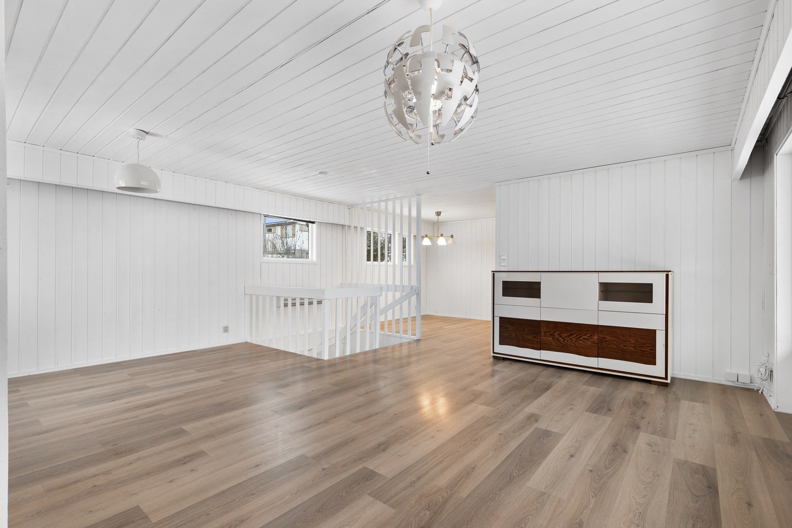 Fra stuen er det delvis åpen løsning mot spisestuen. Galleribilde