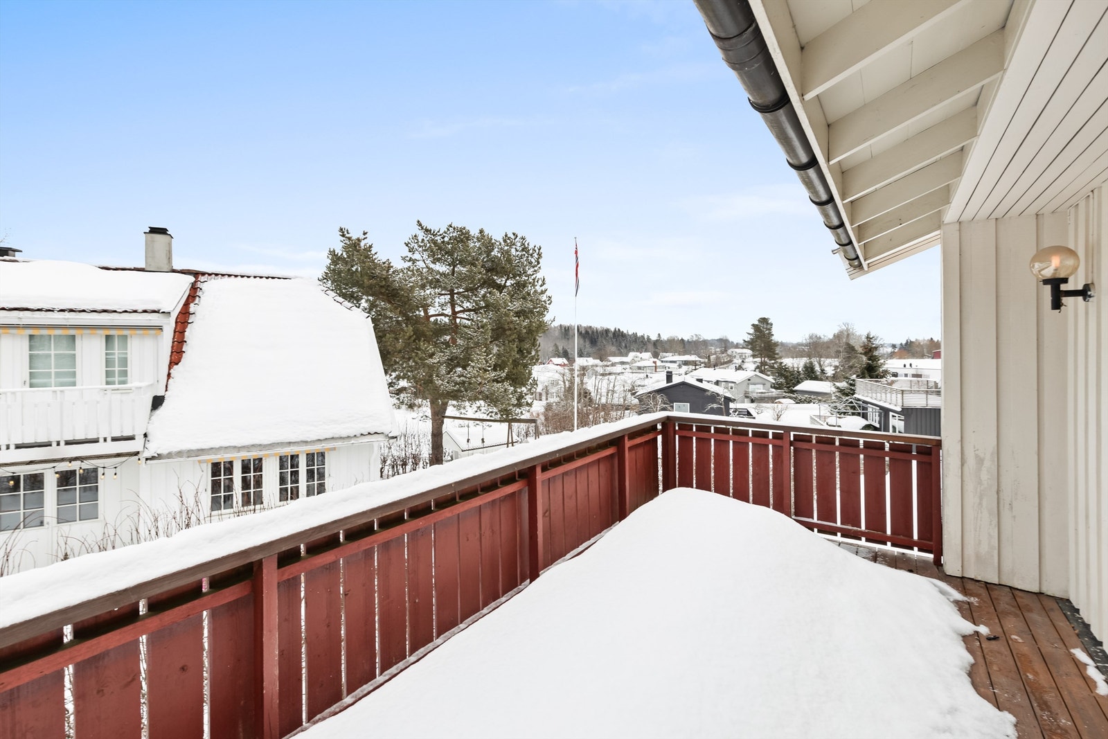 Fra stuen kommer man ut på en stor veranda med fin utsikt over området. Galleribilde