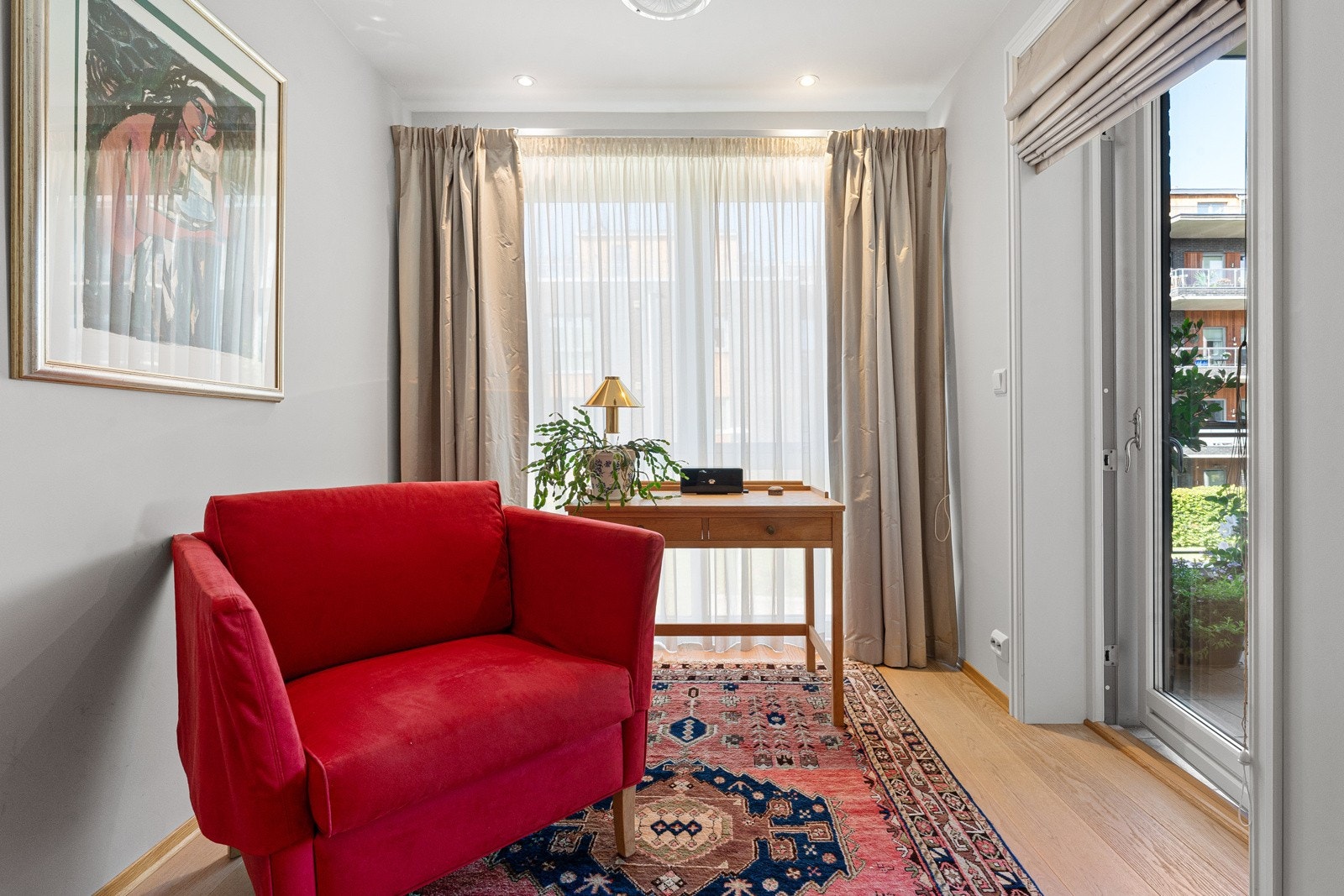 Hovedsoverommet og det minste soverommet har utgang til en overbygd balkong vendt mot grønne og frodige fellesarealer. Galleribilde