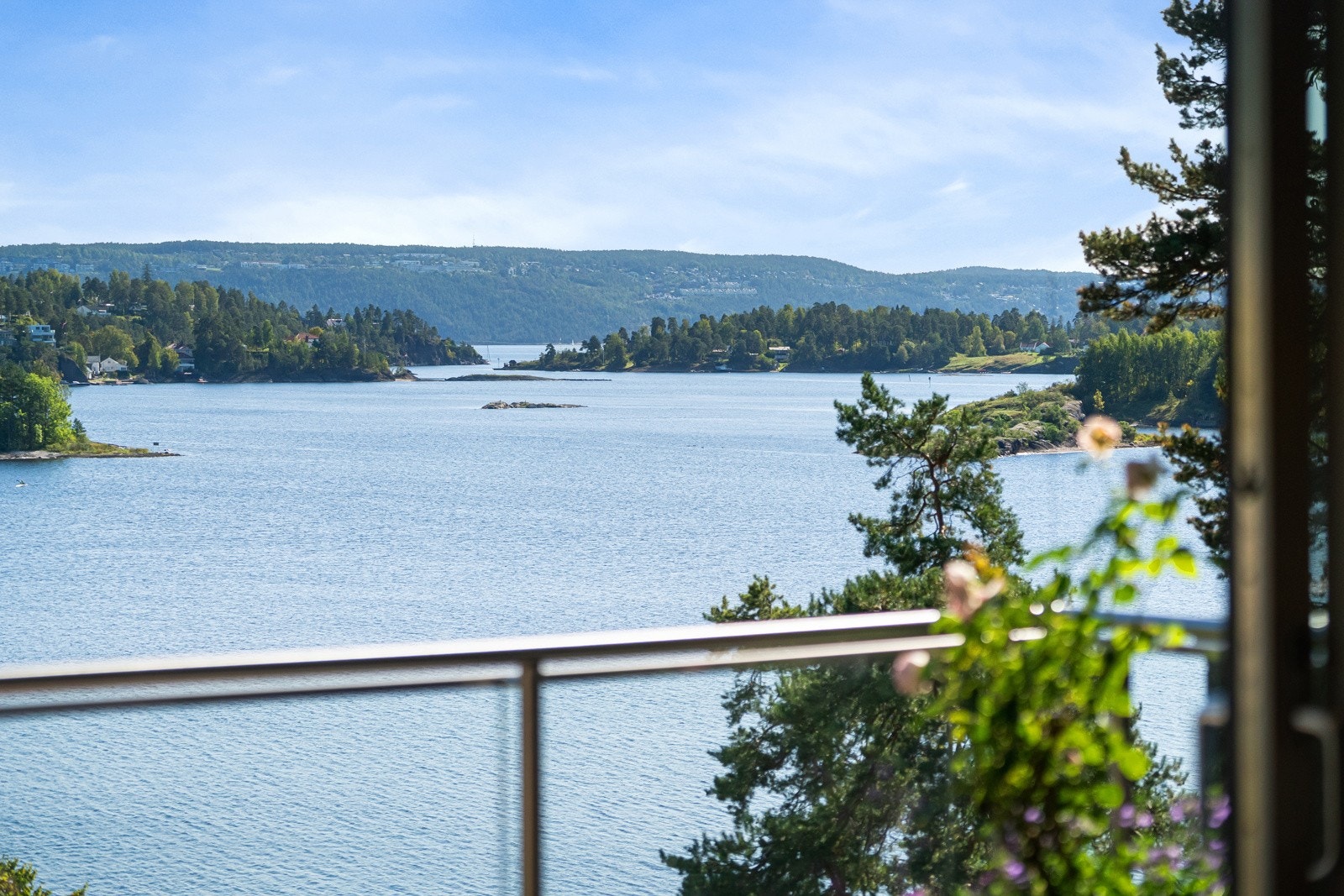 Den fantastiske nærheten til sjøen gir enkel tilgang til Sarbuvollen badeplass med sandstrand, her finner også kajakklubb og båt- og seilforening. Galleribilde