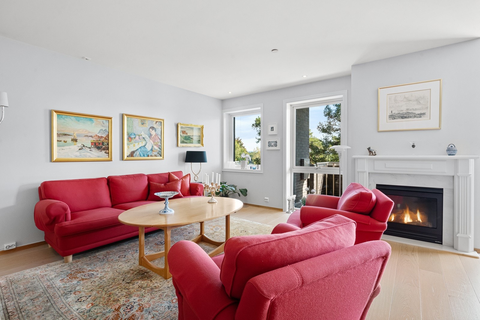 Hovedstuen er særskilt innbydende med et flott utsyn gjennom vinduene. Galleribilde