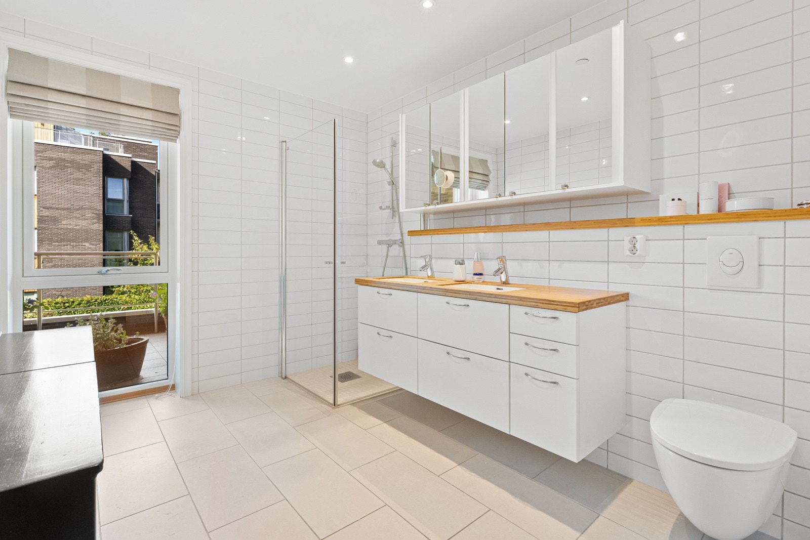 Masterbadet er familievennlig innredet og har dobbelservant på slitesterkt benkeplate av oljet bambus. Svært gode lysforhold med et stort vindu. Galleribilde