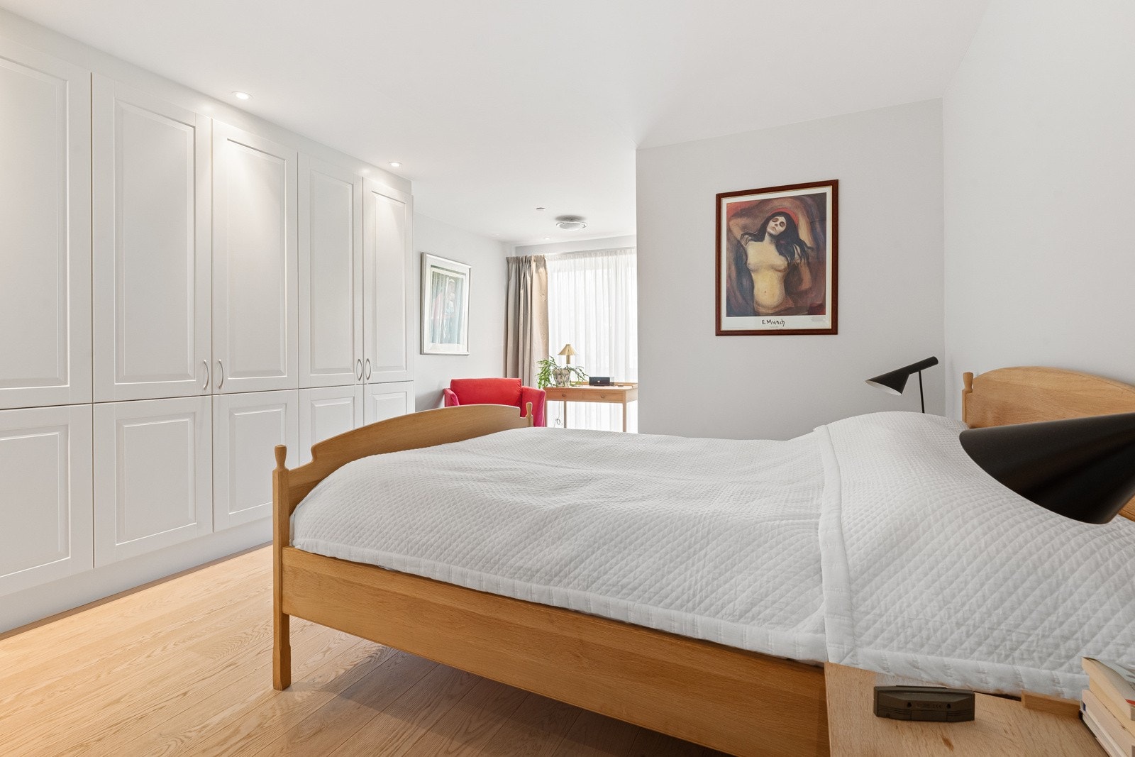 Leiligheten har tre lyse og pene soverom plassert i egen fløy, alle med store vindusflater mot nordvest. Galleribilde