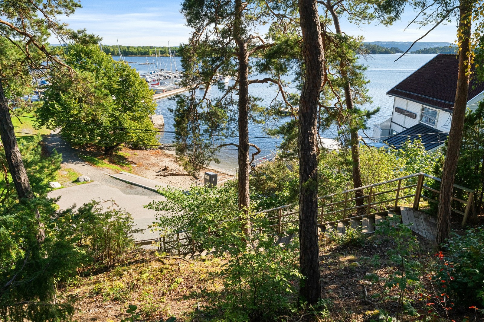 En fin kyststi tar deg til store friområder og grønne parker. Galleribilde
