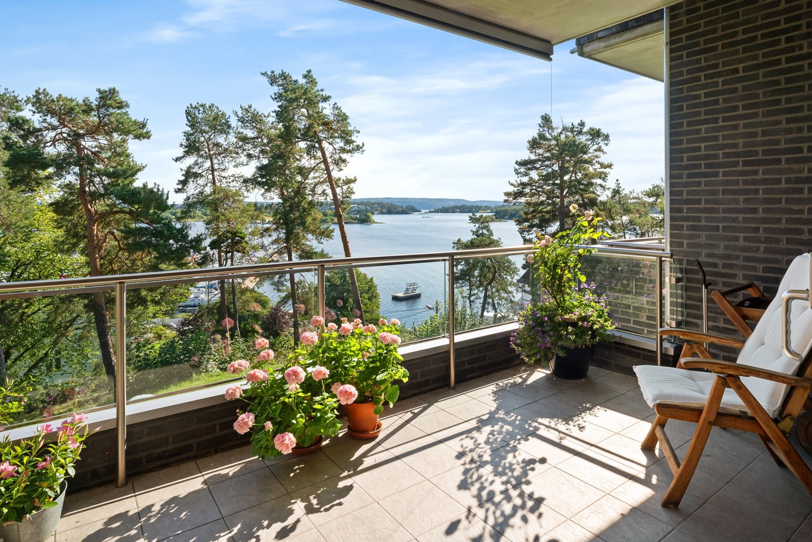 Bygget, med en moderne standard fra 2013, har en utsøkt plassering i første rekke mot fjorden. Galleribilde