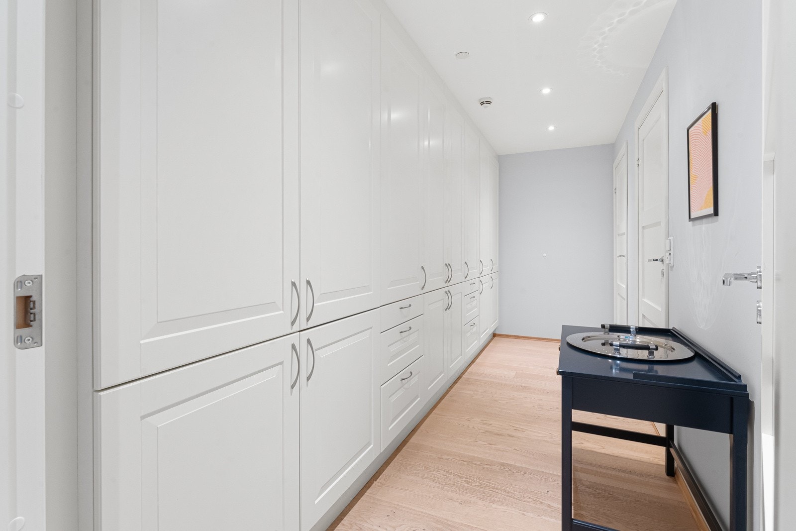 Hovedsoverommet ligger i suite med en romslig gang som har plassbygde garderobeskap langs en hel vegg og inngang til et delikat bad. Galleribilde