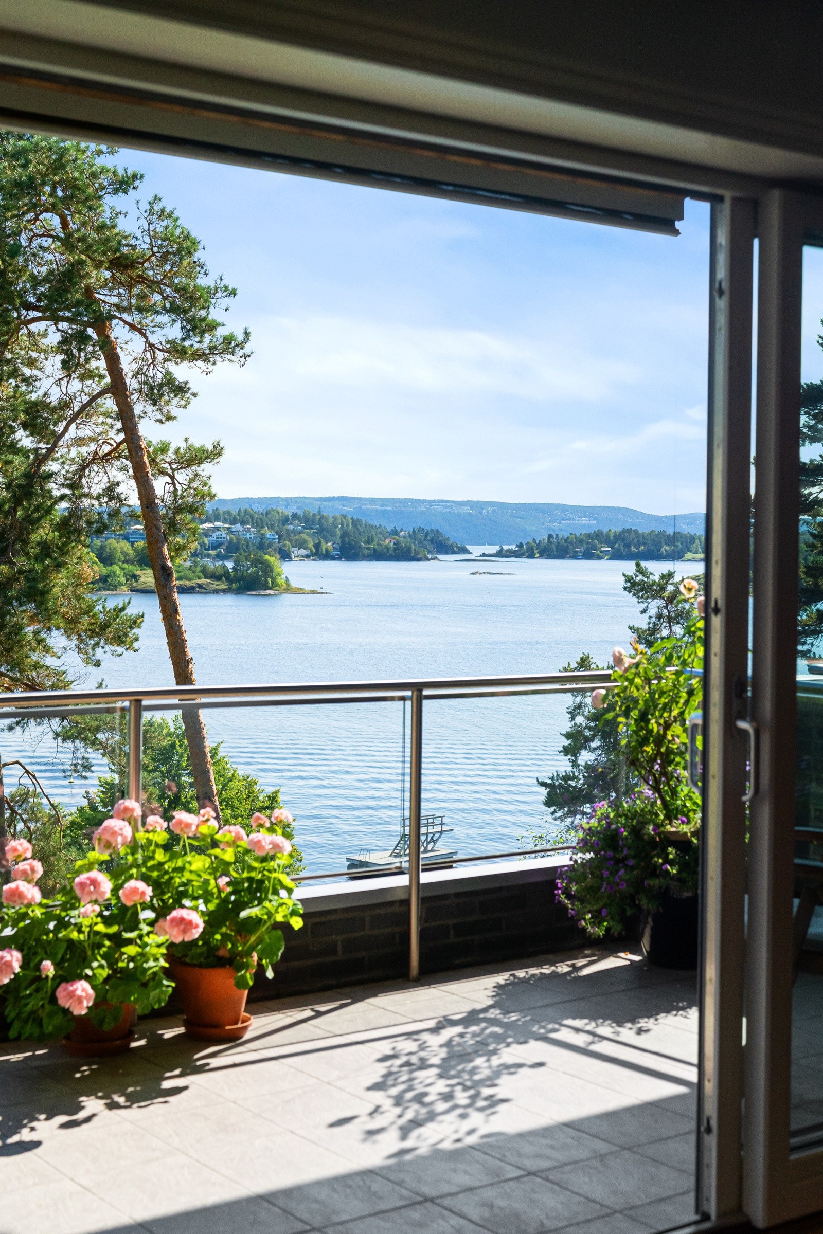 Fra hovedstuen er det også utgang til en stor, sydøstvendt balkong med nydelig fjordutsikt. Galleribilde