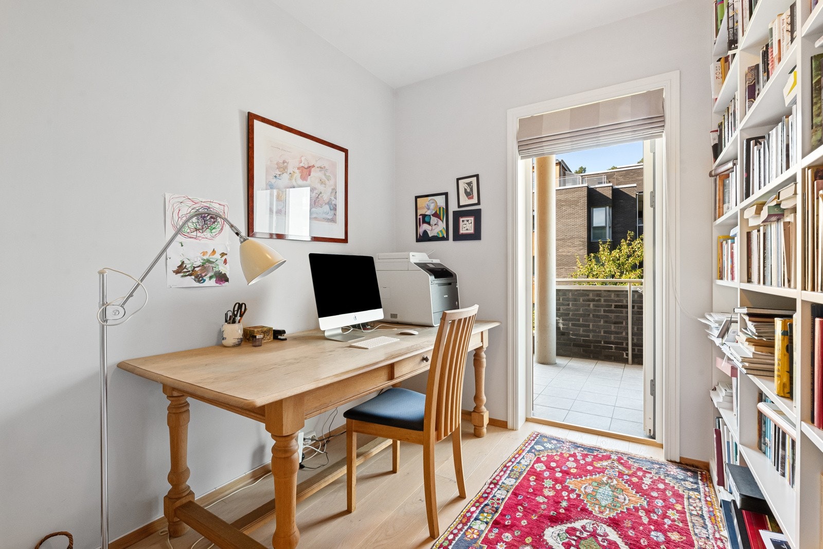 Leilighetens tredje soverom benyttes idag som kontor, og herfra er det adkomst til balkongen mot fellesarealene. Galleribilde