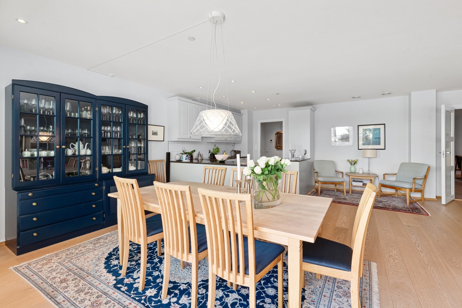 God plass til stort spisebord i tilknytning kjøkkenet - et hjem med rom for gjester. Galleribilde