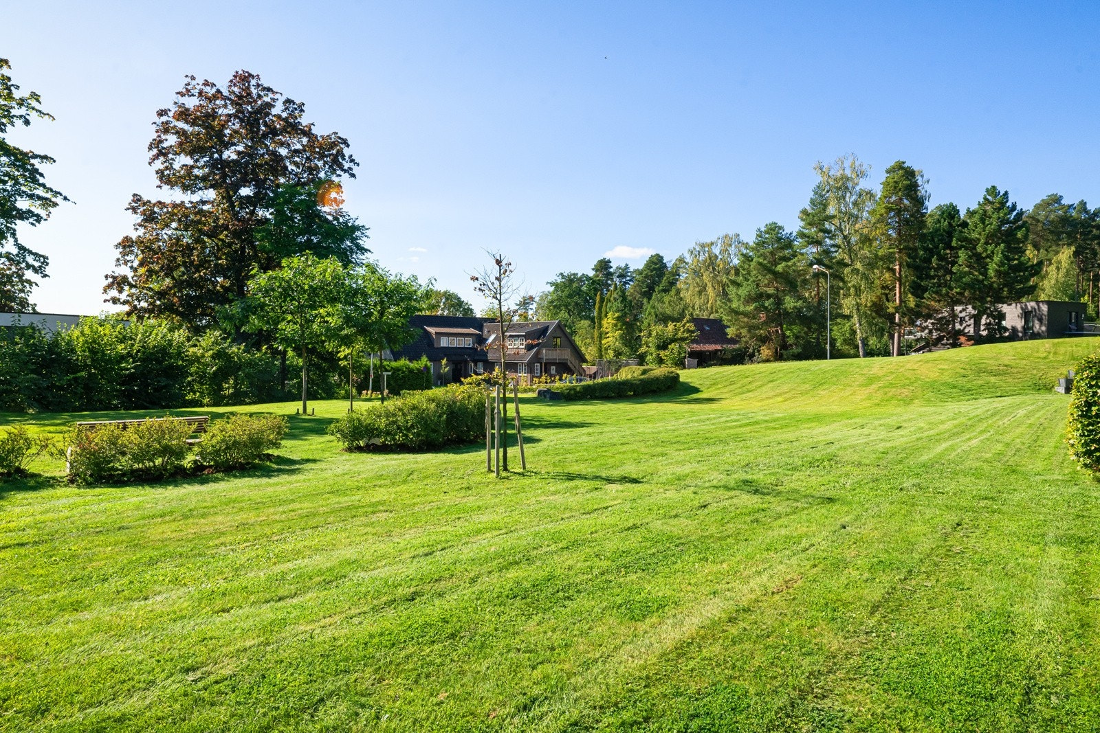 Fellestomten er parkmessig opparbeidet med store plenarealer, velfriserte prydbusker og asfalterte internveier, og det er sittegrupper og lekestativer til felles anvendelse. Galleribilde