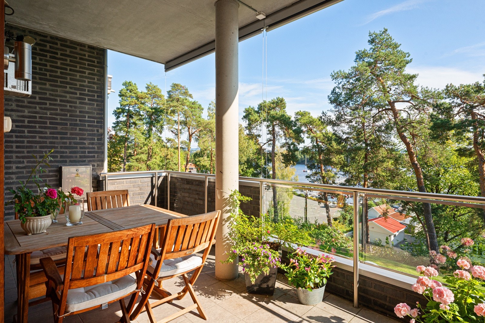 Dette er en av leilighetens to flotte balkonger, begge gir deg hele 17 m² til rådighet. Balkongen er utstyrt med utebelysning, varmelampe og solskjerming. Galleribilde