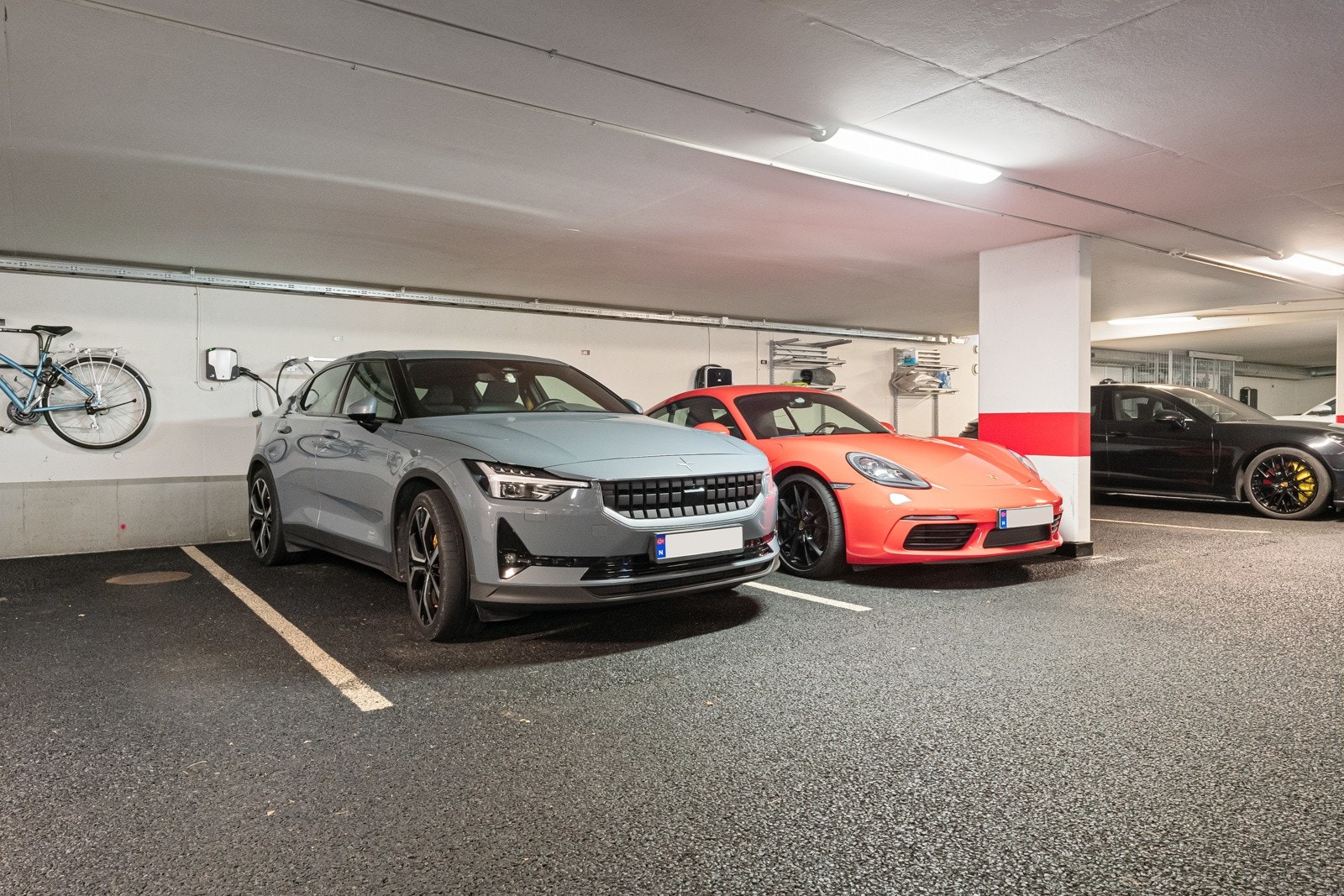 Til leiligheten følger en garasjeplass med elbillader i byggets kjeller markert nr. 47. Sameiet disponerer også hele 23 gjesteparkeringsplasser ved adkomst til eiendommen. Galleribilde