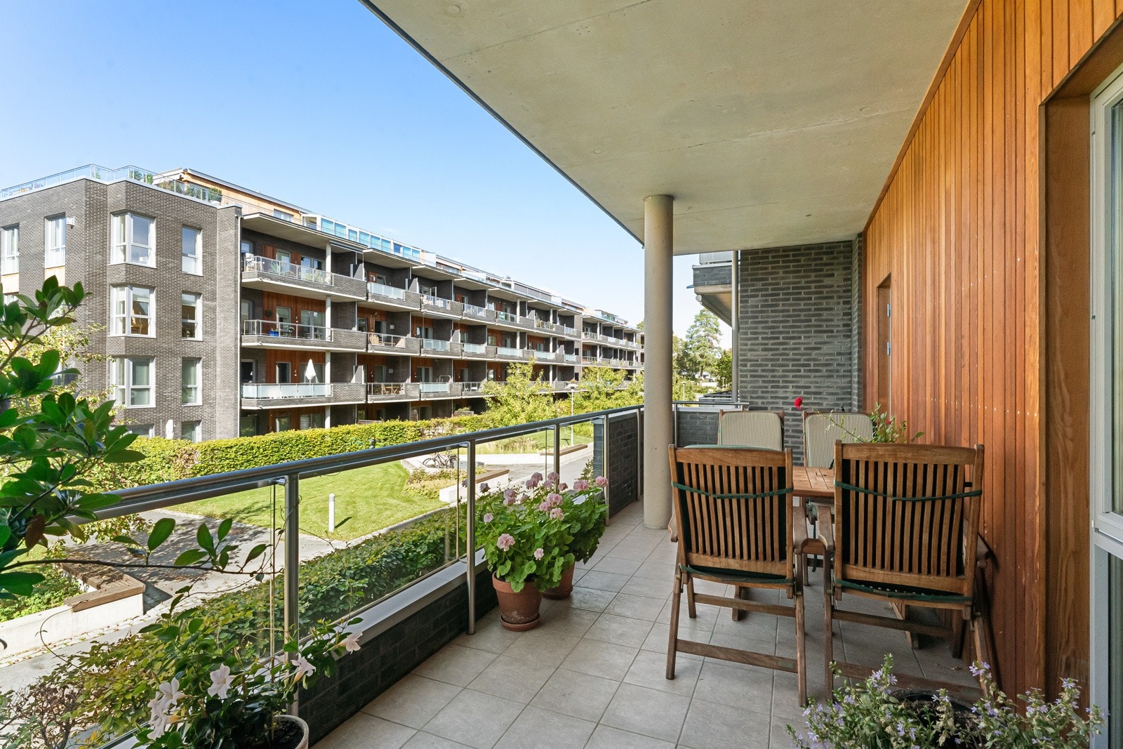 Herlig uteplass med god størrelse på 17 m², noe som gir god plass til flere komfortable utemøbler. Galleribilde