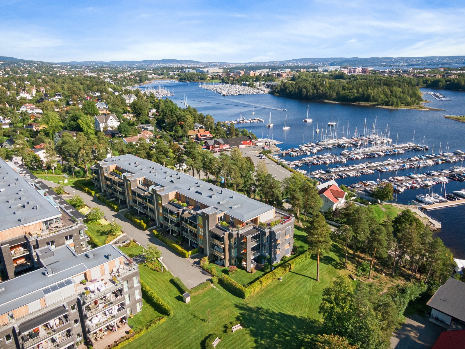 Eiendommen har en fantastisk, sjønær og etterspurt beliggenhet på Høvik i Bærum kommune. Galleribilde