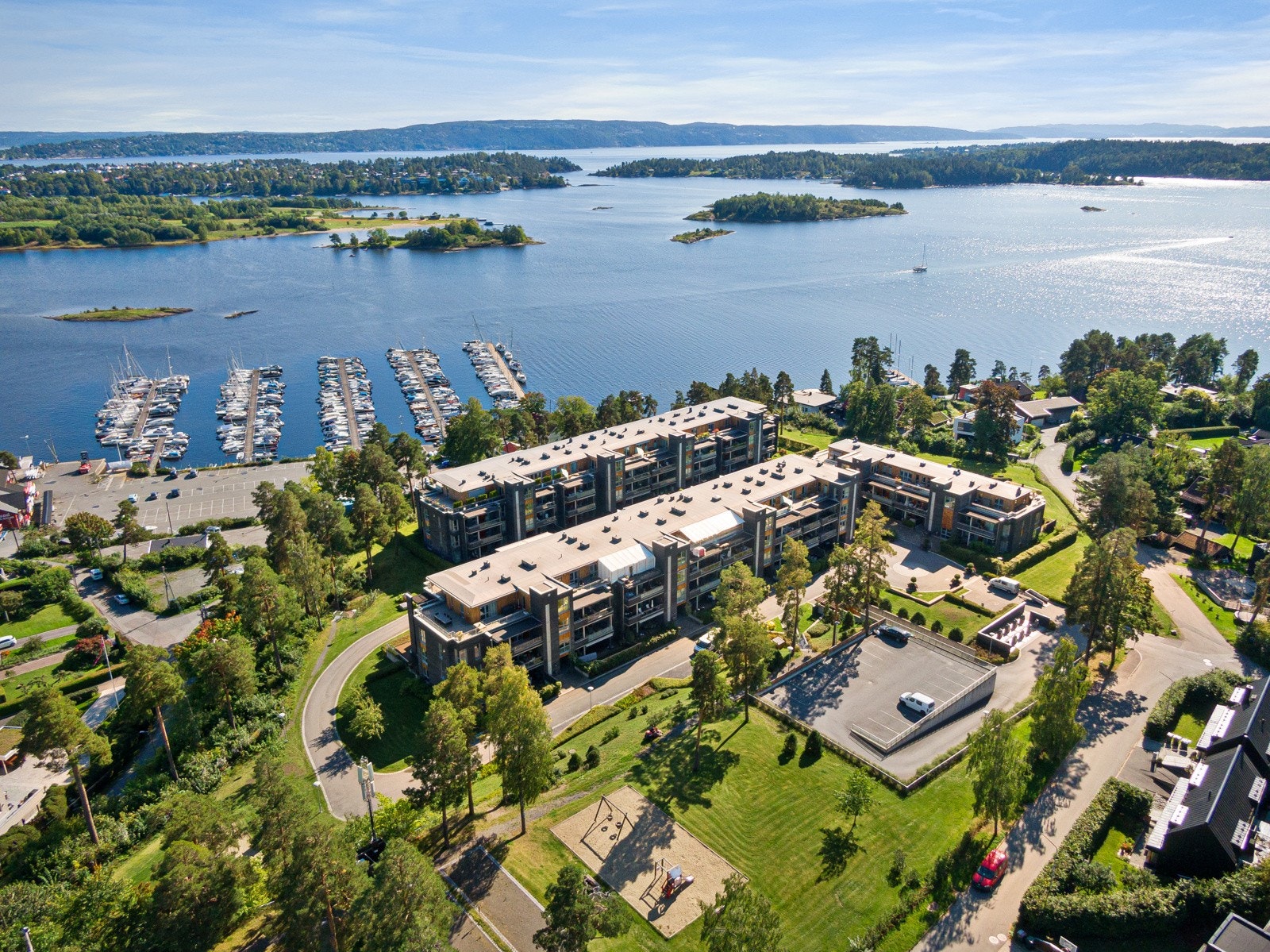 Rett nedenfor bygget er det sandstrand, båtforening, seilforening og kajakk-klubb, og det er kort gangavstand til Strand Restaurant og til Henie Onstad senteret. Galleribilde