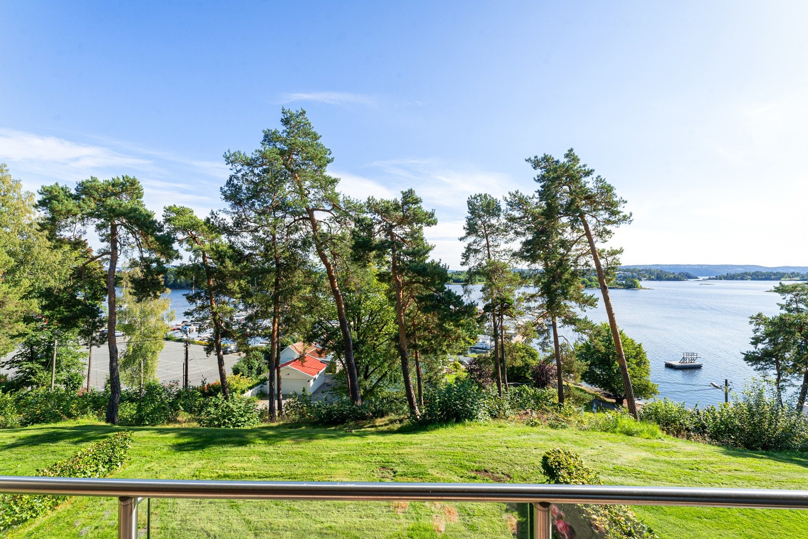 Området er ren idyll med frodige plenarealer, små skogholt med nåletrær, samt hekk og blomstrende prydbusker rundt byggene. Galleribilde