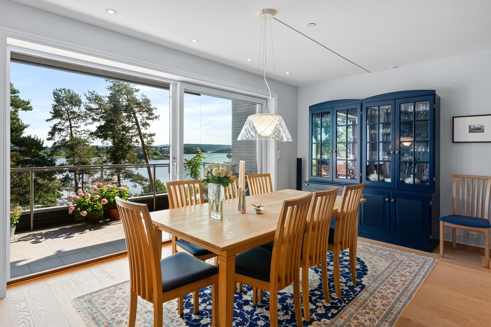 Leiligheten er av høy standard, har vannbåren gulvvarme samt en innholdsrik og fleksibel planløsning. Galleribilde