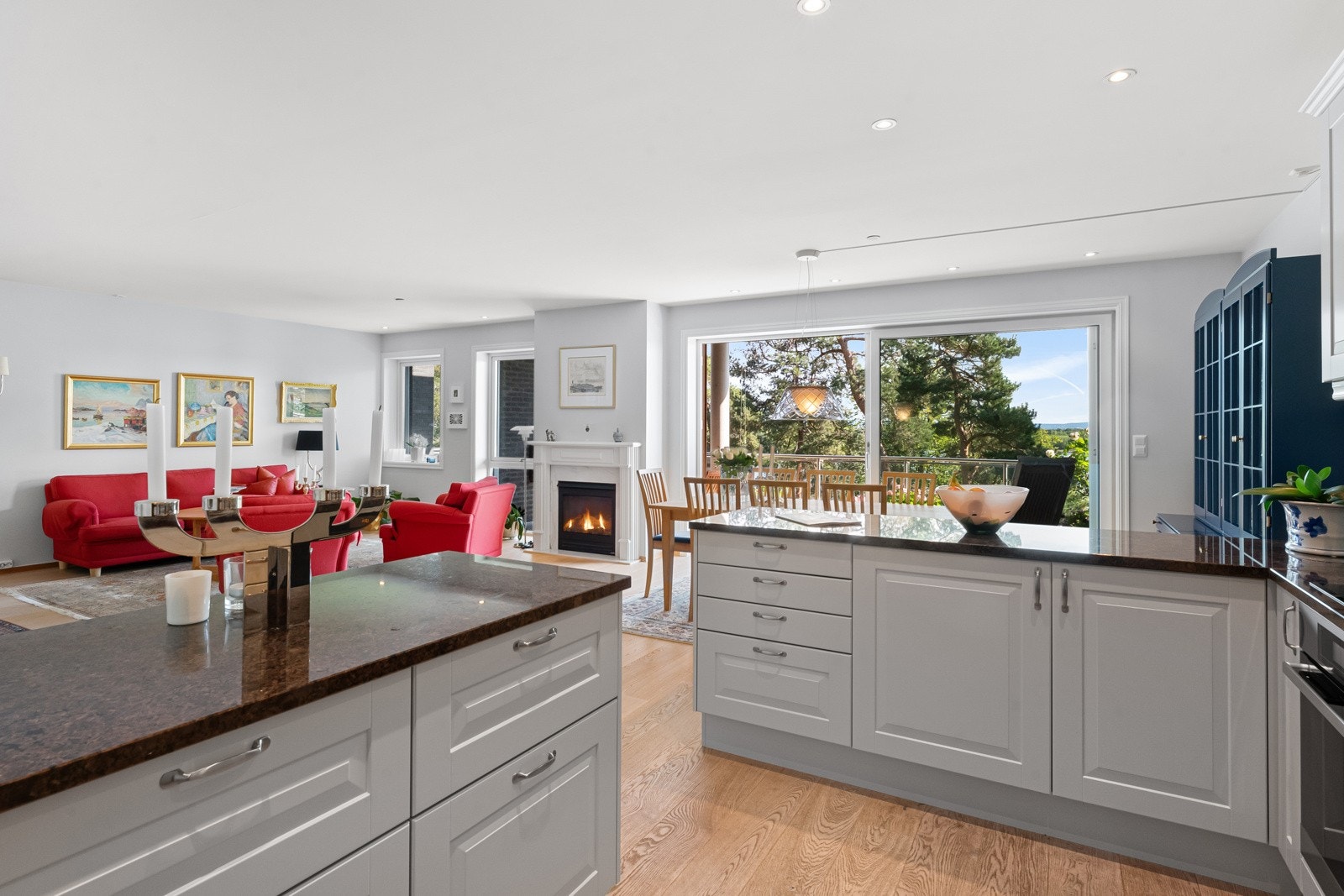 To av sidene har arbeidsflater ut mot stuen, noe som forenkler serveringen og gir en sosial arbeidssone. Så kan den flotte utsikten nytes også herfra... Galleribilde