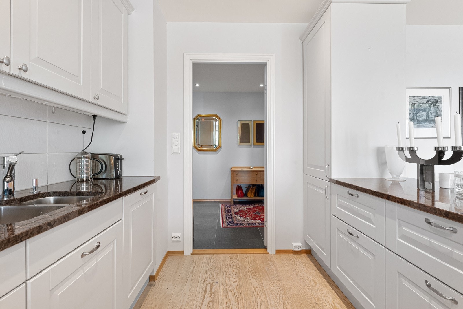 Innredningen har lyse, profilerte fronter, bredt listverk og påkostede benkeplater i Larvikitt. Galleribilde