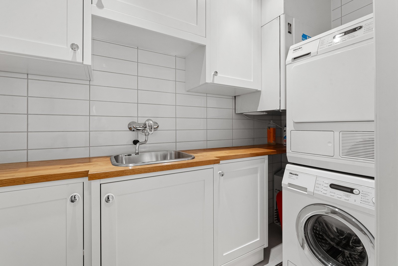 I hjørnet av rommet er det opplegg for vaskemaskin og tørketrommel i søyleløsning. Galleribilde