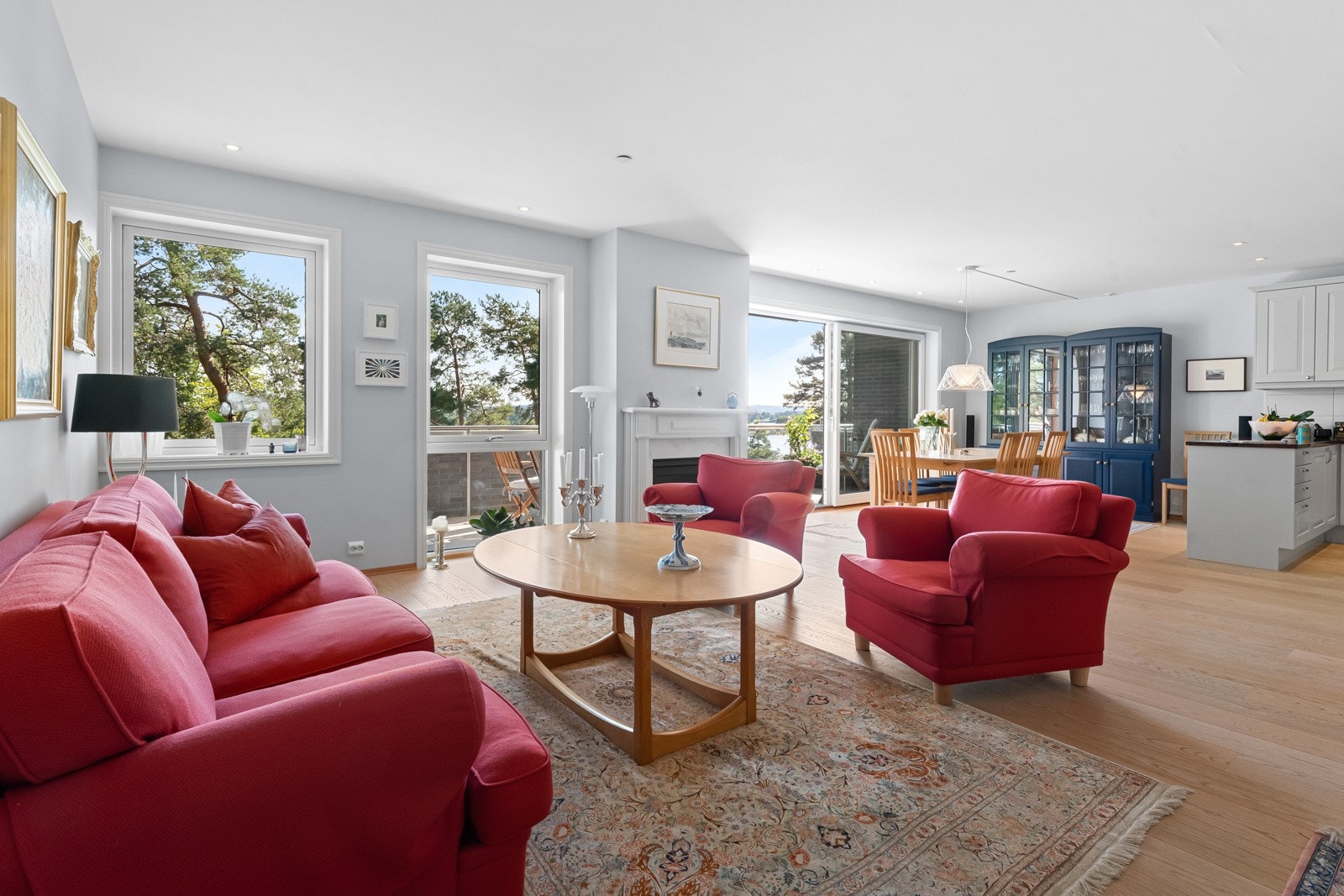 Rommet lar seg enkelt møblere med både sofagruppe, kosekrok og spisestue. Galleribilde