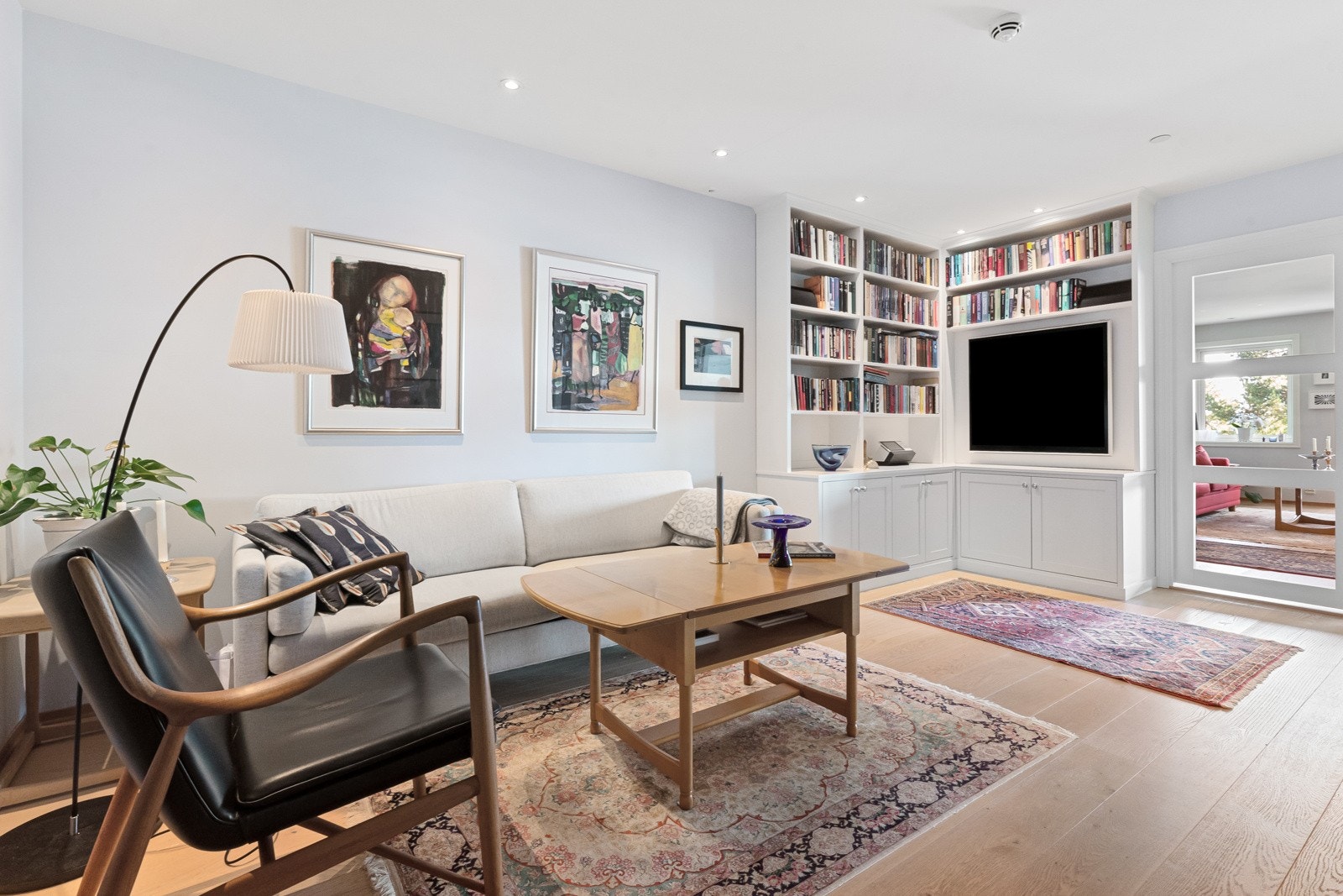 TV-stuen har adkomst fra hallen og tar deg videre inn til hovedstuen. En planløsning som gir økt fleksibilitet, og i TV-stuen er det god plass til en komfortabel lounge. Galleribilde