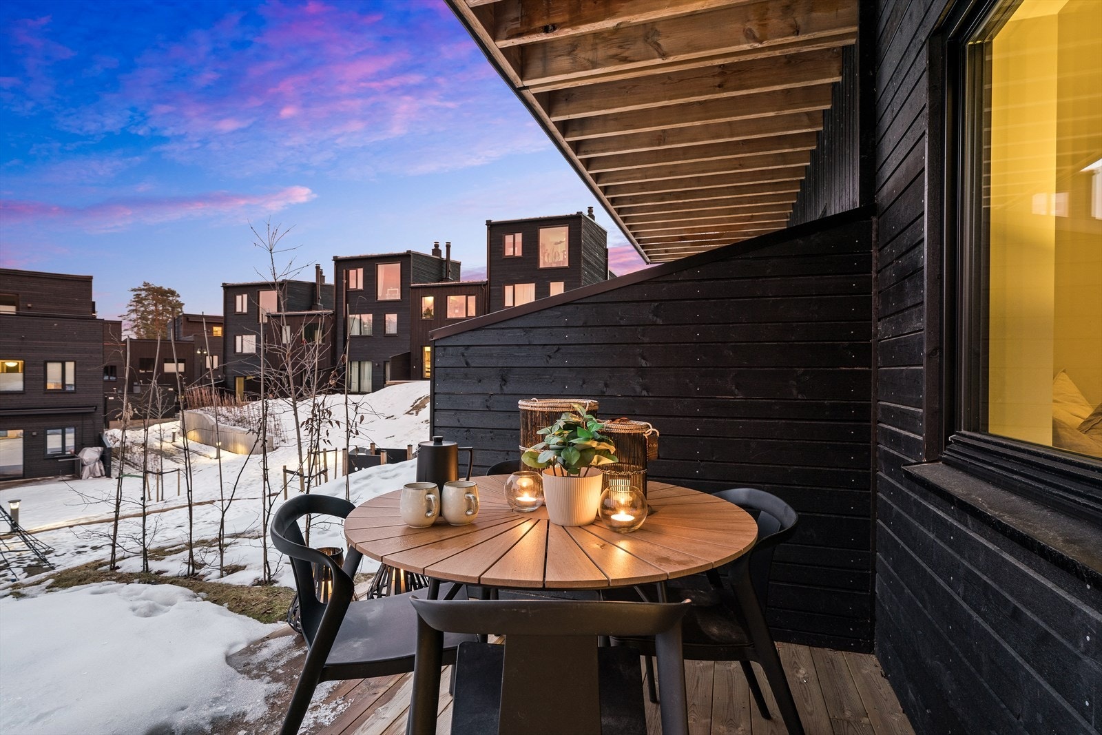 Leveggen skjermer og gjør at uteplassen oppleves mer privat. Galleribilde