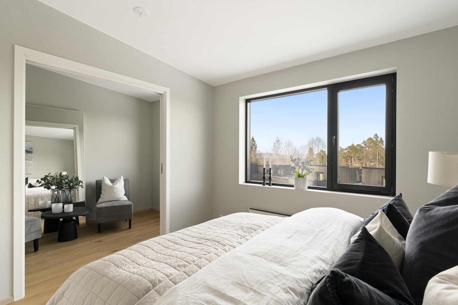 Rommet er av en svært generøs størrelse med store skyvedører som ikke "stjeler" av rommets gode areal. Galleribilde