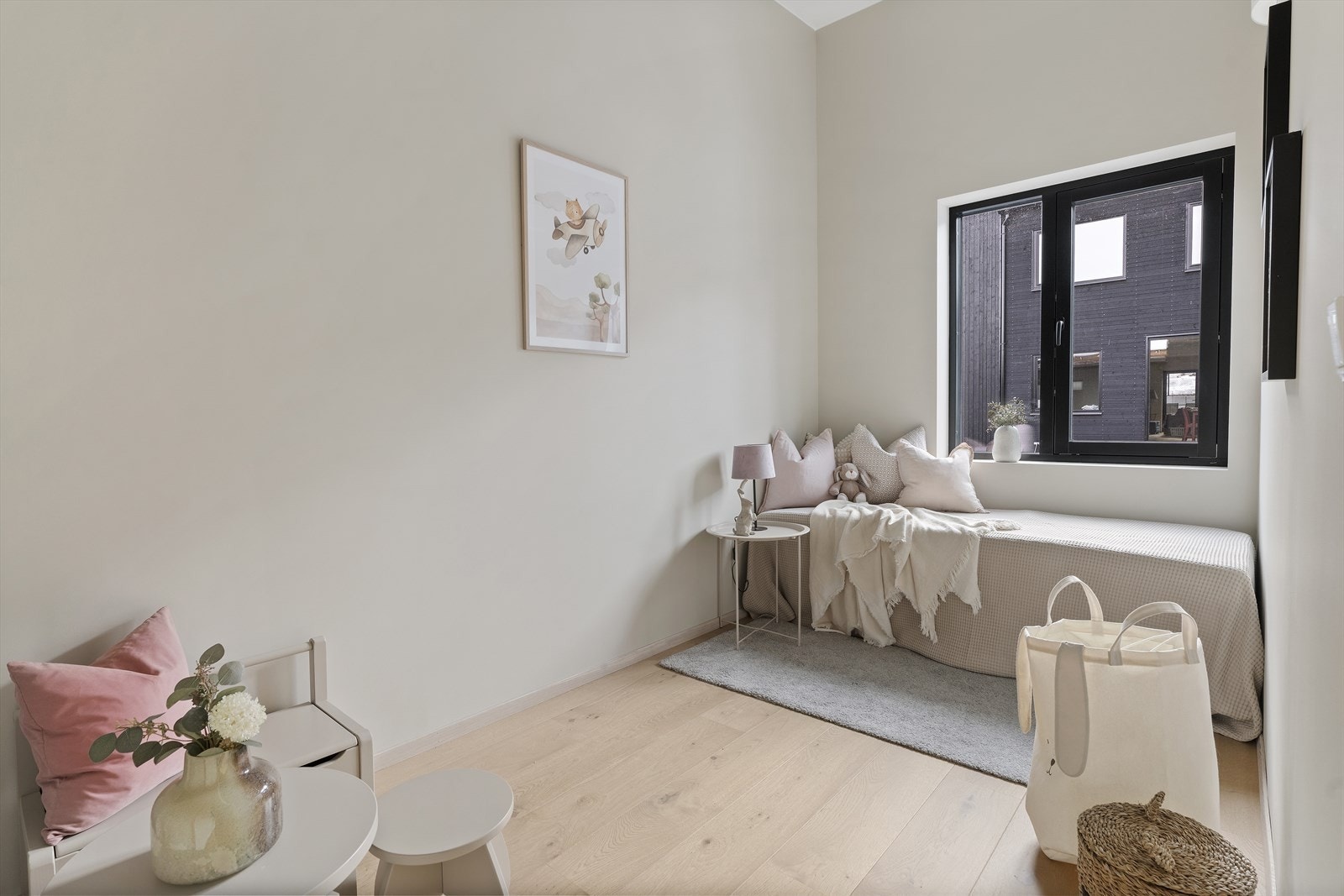 Boligens fjerde soverom er lyst og fint, og egner seg fint som barnerom, gjesterom eller kontor. Galleribilde