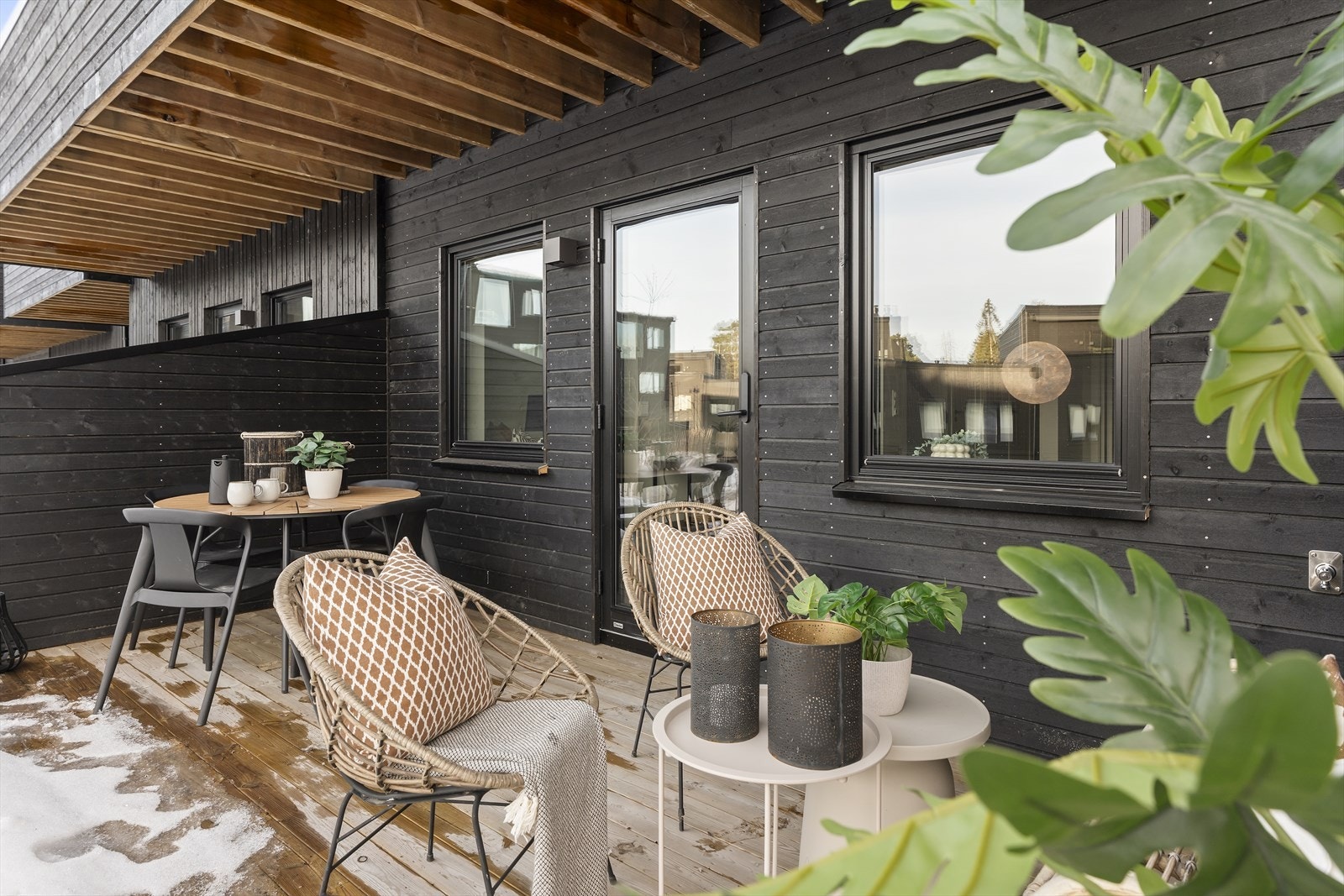Da terrassen er delvis overbygd, kan den fint benyttes ved flere årstider. Galleribilde