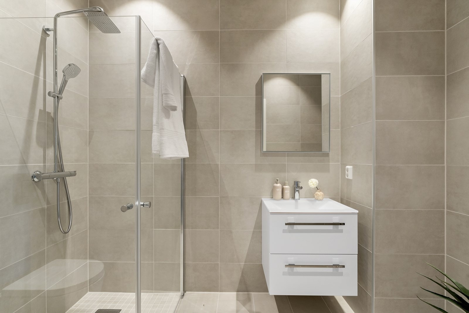 Flislagte overflater med gulv- og veggfliser i fargen LB Extra Elfenben. Galleribilde