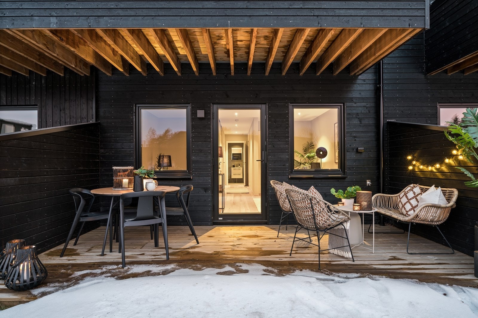 Terrassen er solrik på sommerstid, vendt mot nordøst. Galleribilde