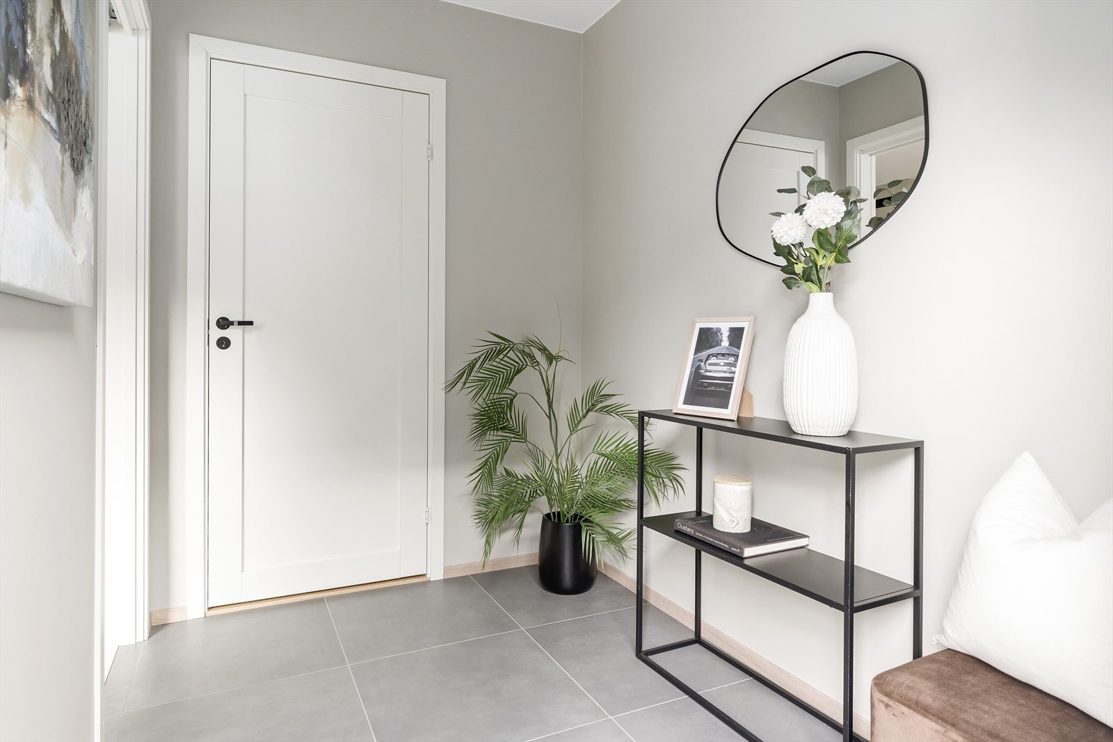 Boligens entré gir et lyst og hyggelig førsteinntrykk idet man kommer inn. Galleribilde