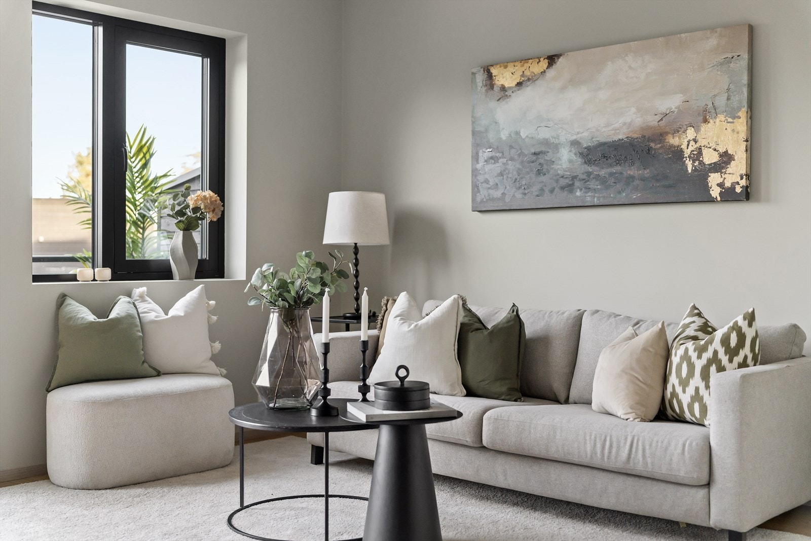 Flotte overflater med alle rom malt i fargen Shade Sand 3. Galleribilde