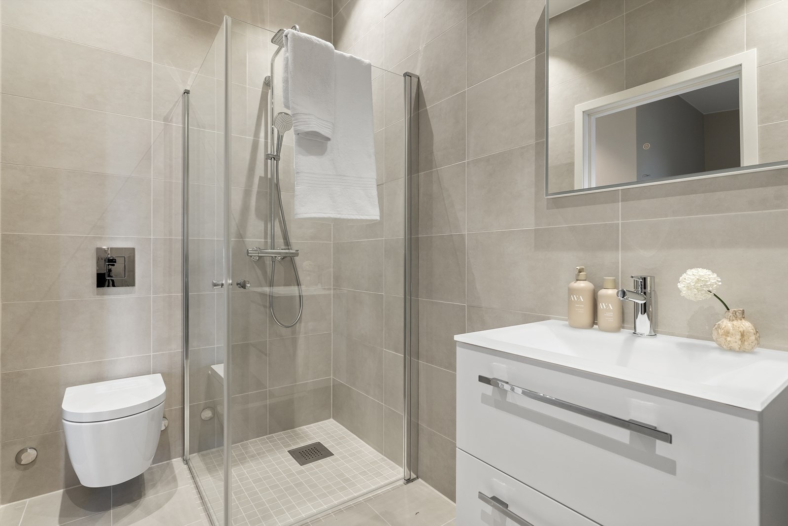 Badet i 3. etasje har en praktisk plassering mellom soverommene i samme etasje. Galleribilde