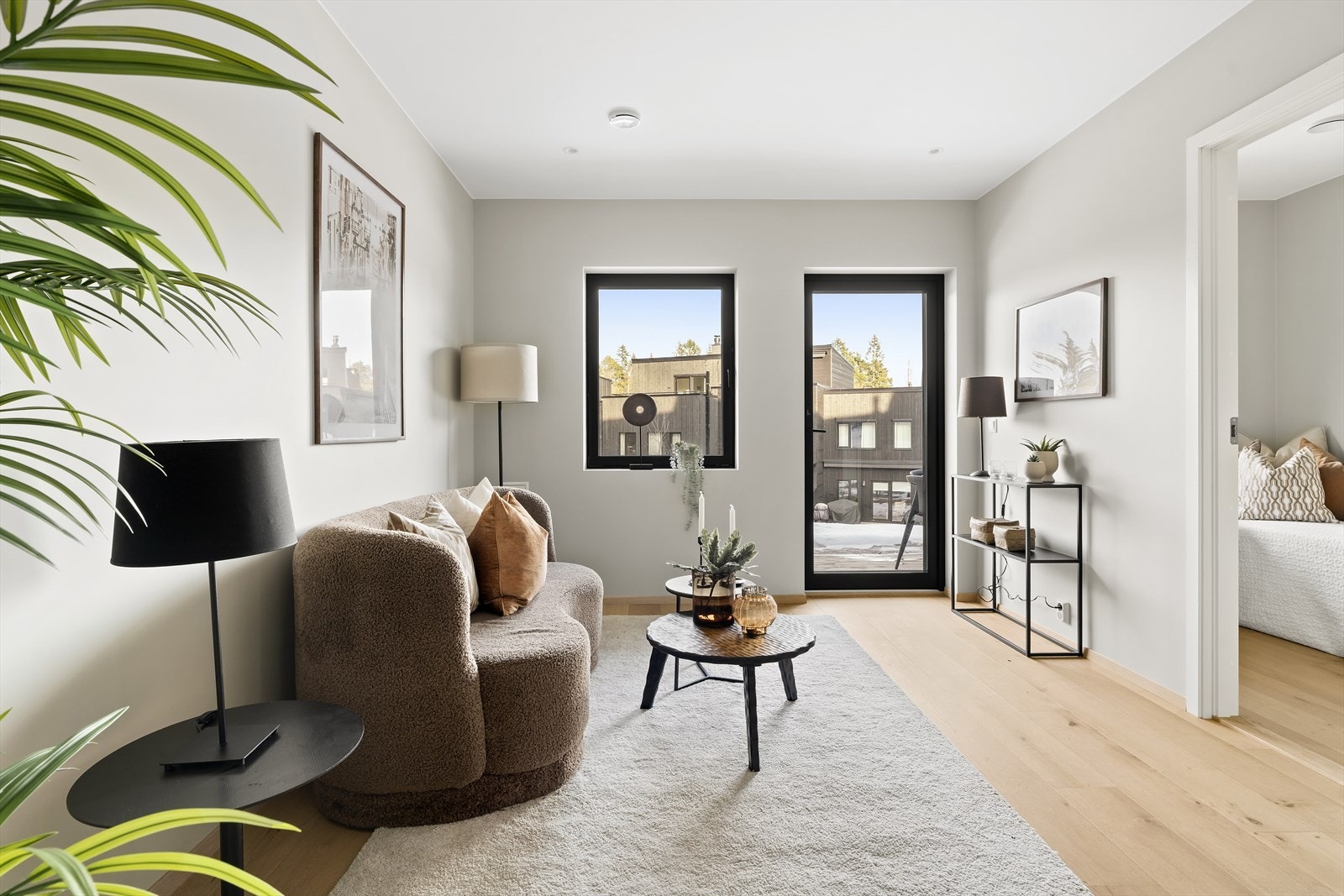 En god og familievennlig planløsning med to stuer, så barna med venner kan trekke seg tilbake i 1. etasje. Galleribilde