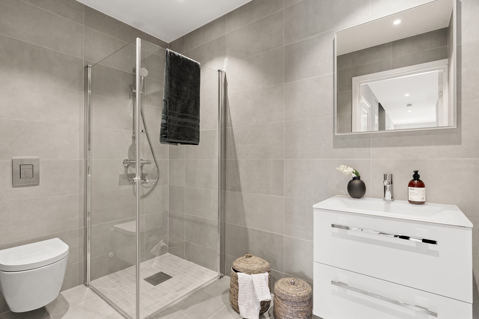 Delikat bad med vegg- og gulvfliser i fargen LB Extra Light Grey. Galleribilde