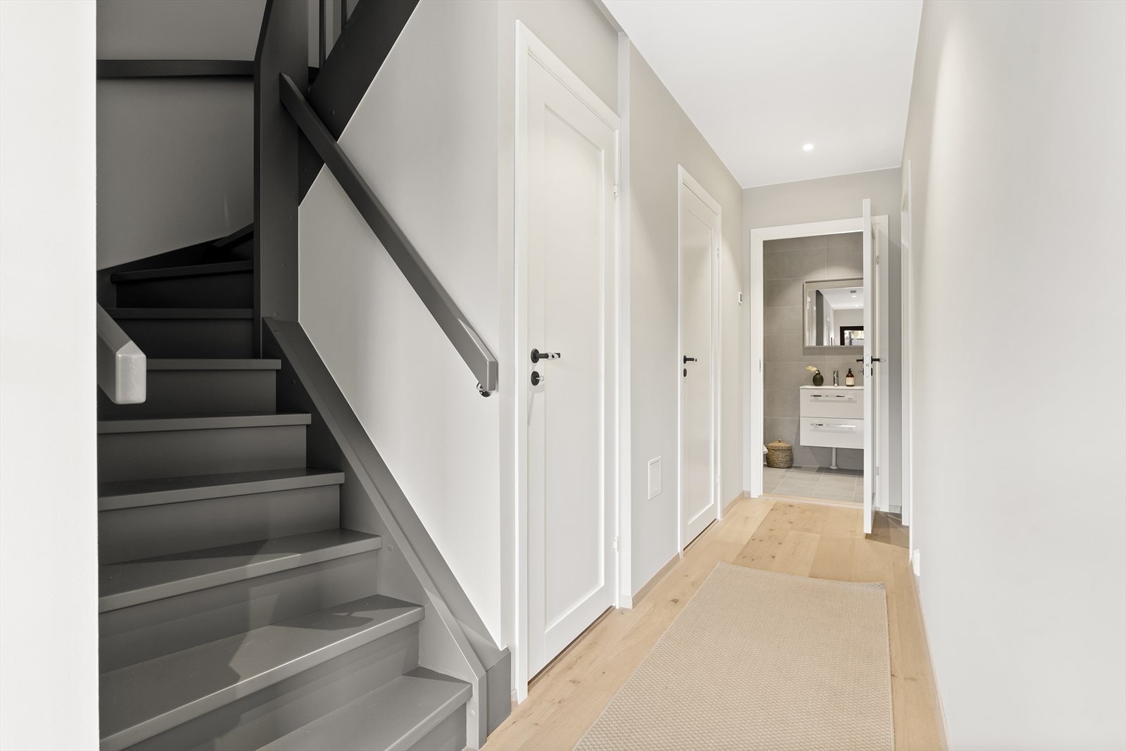 Furutrapp malt i en mørk gråtone med tette trinn. Galleribilde